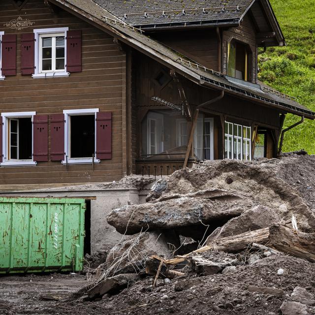 Le rasement des maisons endommagées par les glissements de terrain a commencé à Schwanden. [keystone - Michael Buholzer]