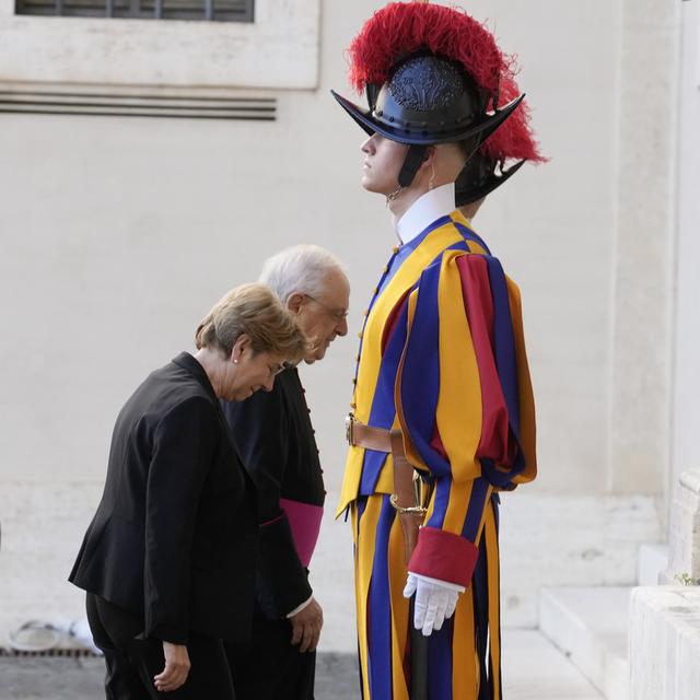 Bref échange entre le pape et Viola Amherd au Vatican. [Keystone - Andrew Medichini]