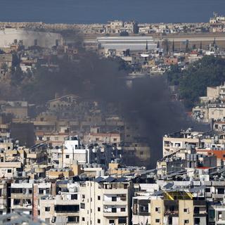 De la fumée émanent d'un quartier de Beyrouth, touchée par une frappe de l'armée israélienne, le 5 octobre 2024. [EPA/STR]