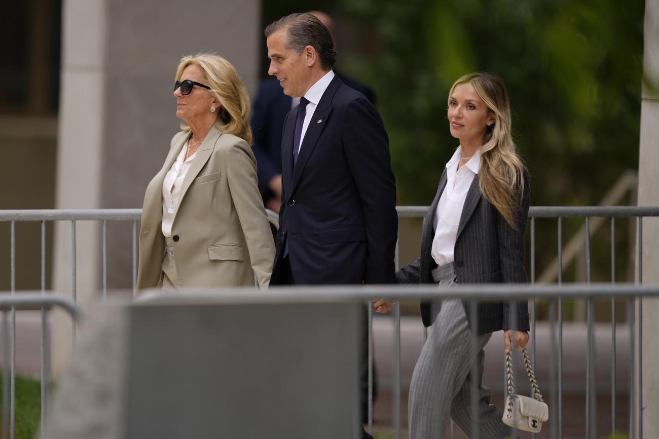 Hunter Biden quitte le tribunal de Wilmington après le verdict, accompagné de sa belle-mère, la Première dame Jill Biden, et de sa femme Melissa Cohen Biden. [KEYSTONE - MATT ROURKE]