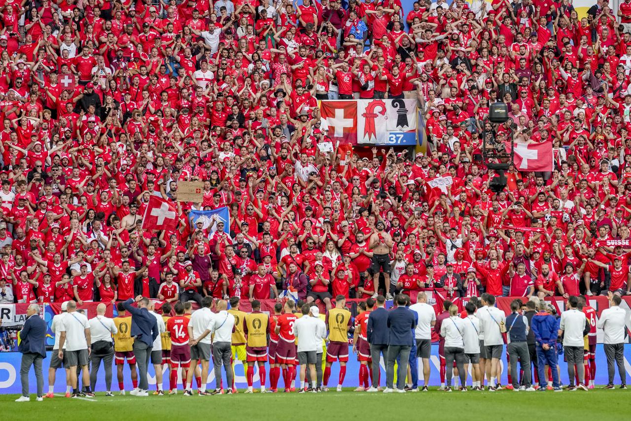 L'équipe de Suisse a pris congé de son fantastique public à Düsseldorf. [KEYSTONE - DARKO VOJINOVIC]