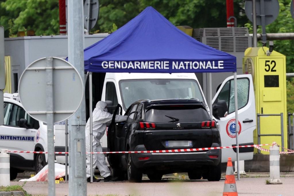 Deux agents de la pénitentiaire ont été tués en France et trois autres blessés grièvement mardi à un péage dans l'Eure, lors de l'attaque violente de leur fourgon qui transportait un détenu. [ALAIN JOCARD - AFP]