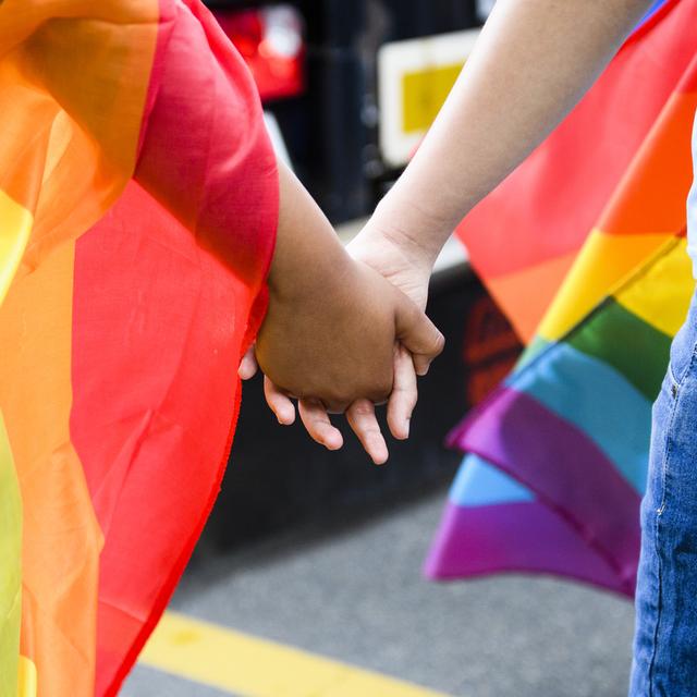 Deux membres de la communauté LGBT participant à la Gay Pride de Fribourg en 2016. [Keystone - Manuel Lopez]