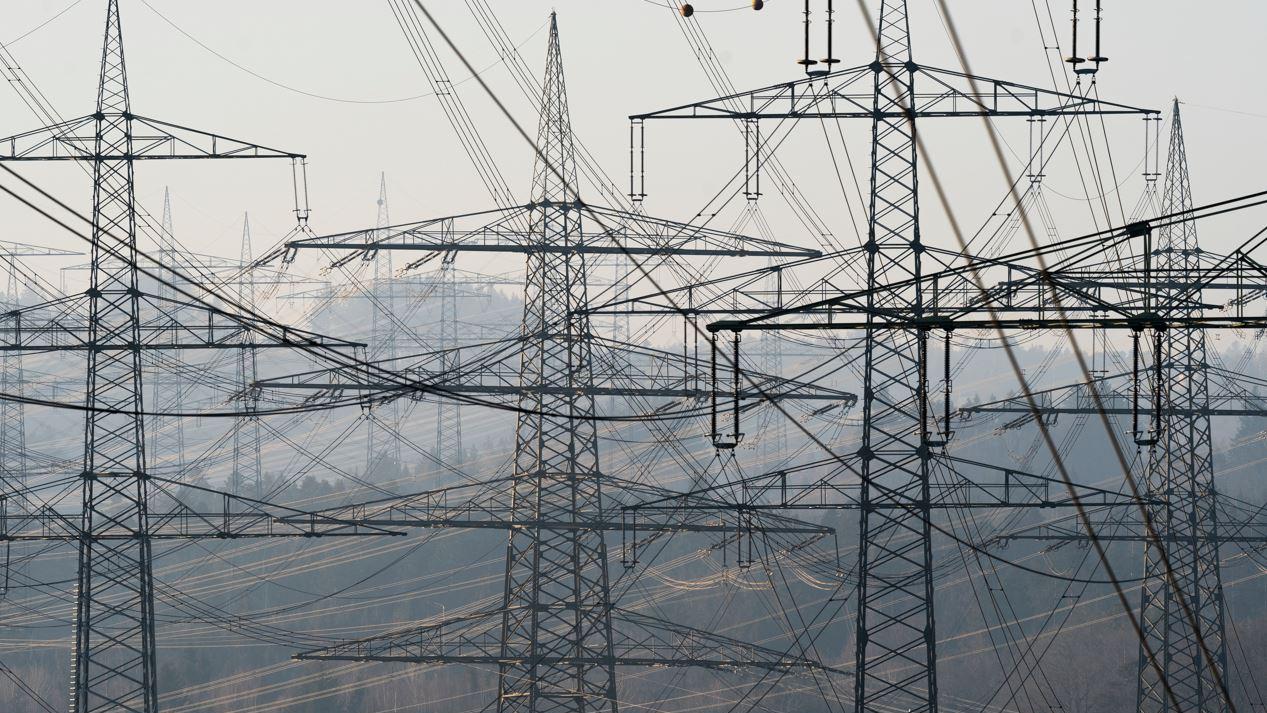 Des poteaux électriques en Suisse. [KEYSTONE - Gaetan Bally)]