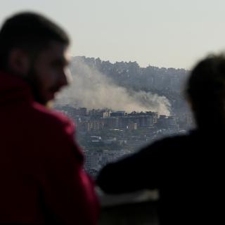 Deux libanais après une attaque israélienne à Choueifat, au sud de Liban. Le 19 octobre 2024. [AP Photo / KEYSTONE - Hussein Malla]