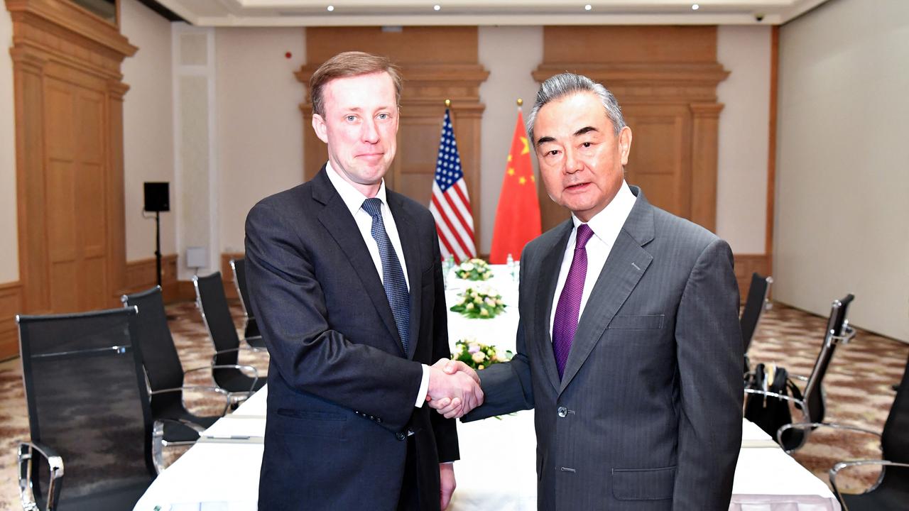 Le conseiller américain à la sécurité nationale Jake Sullivan avec le chef chinois des Affaires étrangères Wang Yi se rencontrent régulièrement dans des réunions bilatérales. [AFP - Xinhua/Lian Yi]