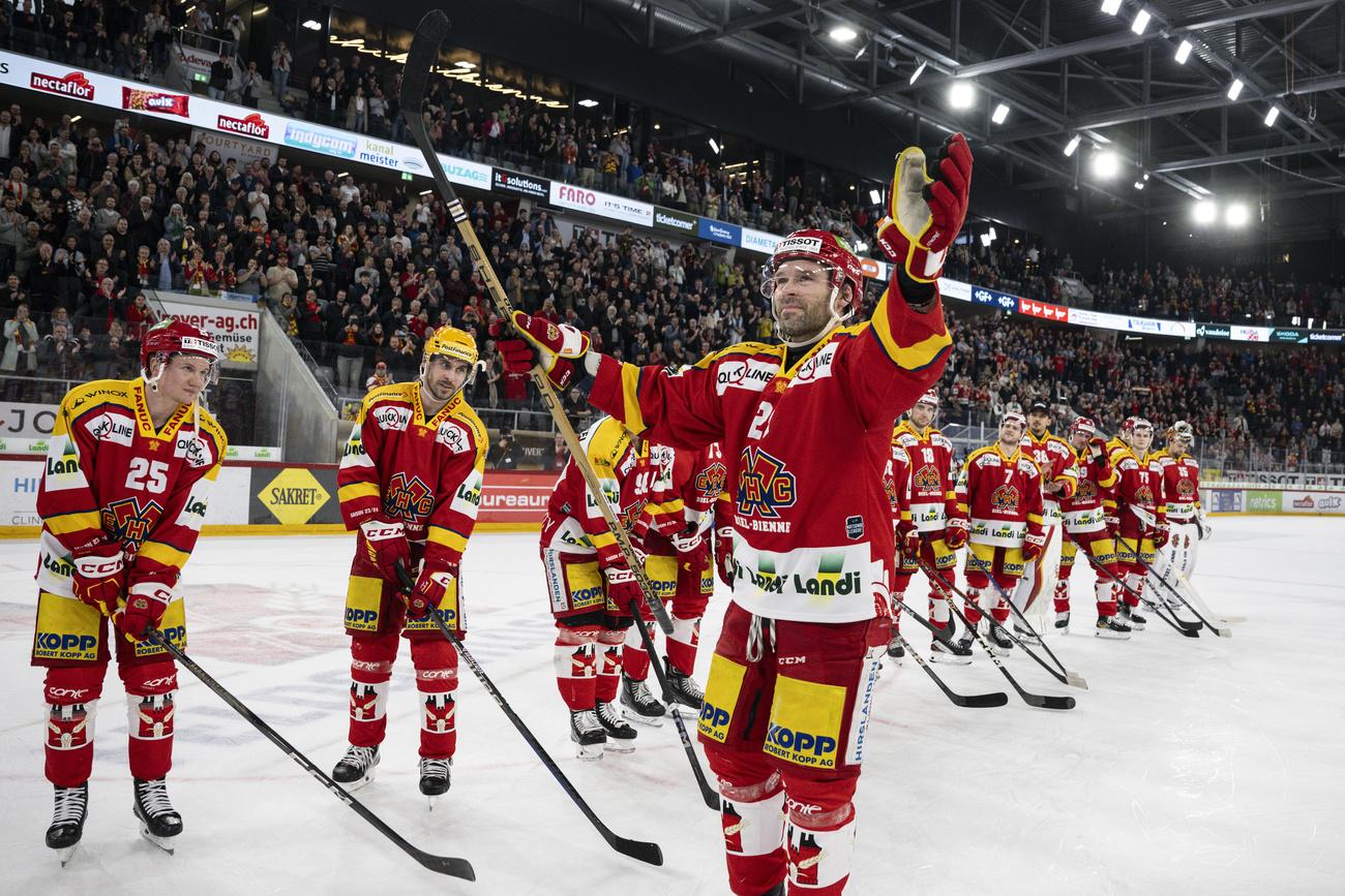Beat Forster a fait ses adieux au hockey professionnel et au HC Bienne, vendredi soir. [KEYSTONE - PETER SCHNEIDER]