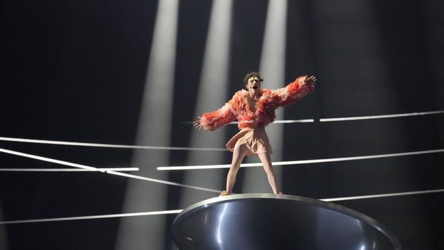 Le chanteur Nemo lors de la finale de l'Eurovision 2024 à Malmö. [KEYSTONE - MARTIN MEISSNER]