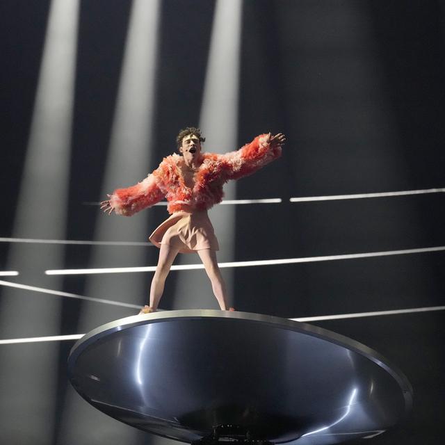 Le chanteur Nemo lors de la finale de l'Eurovision 2024 à Malmö. [KEYSTONE - MARTIN MEISSNER]