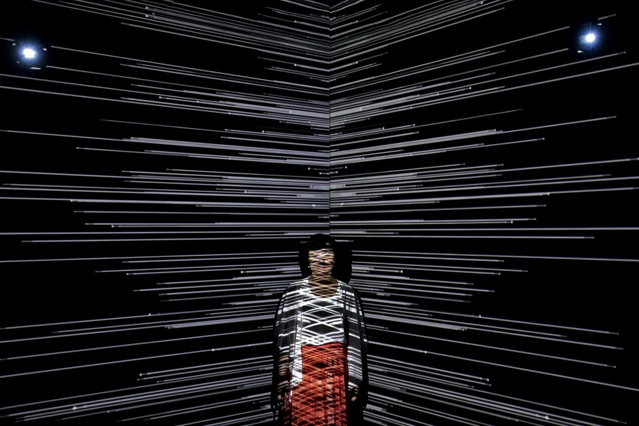 Une femme est éclairée par la lumière d'une installation artistique intitulée « Infinity Room » présentée lors de l'exposition The Future of Today au musée d'art contemporain à Beijing, mercredi 9 août 2017. L'exposition The Future of Today, dont le thème est « .zip », présente des œuvres de différents artistes et montre divers formats d'expression de l'art qui inspirent les gens à réfléchir sur l'existence et l'avenir dans différentes dimensions du temps et de l'espace. [KEYSTONE - ANDY WONG]