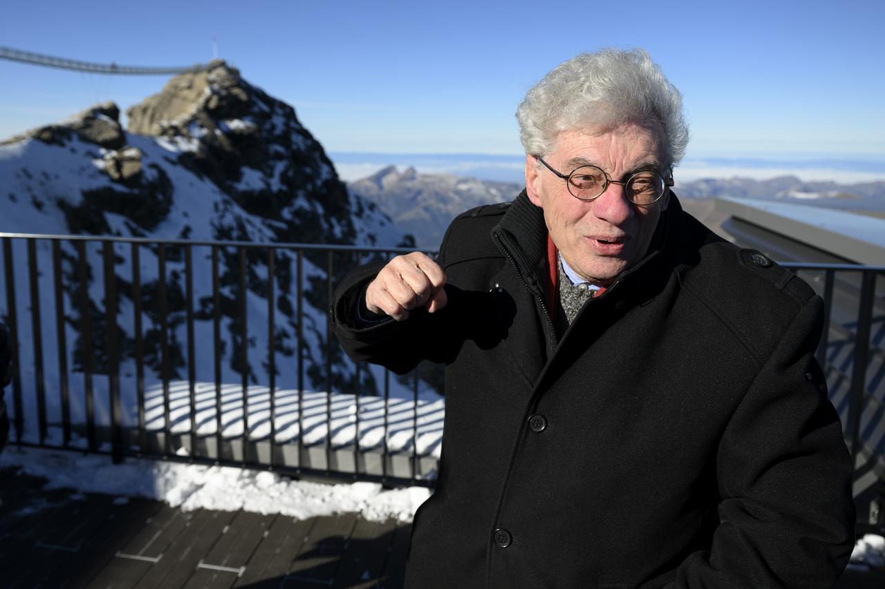 L'architecte suisse Mario Botta pose sur la terrasse panoramique du nouveau restaurant Botta le jour de l'inauguration à la station Glacier 3000, aux Diablerets, le 14 novembre 2024. [KEYSTONE - LAURENT GILLIERON]