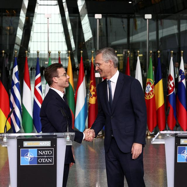 Le Premier ministre suédois Ulf Kristersson et le secrétaire général de l'OTAN, Jens Stoltenberg, se serrent la main alors qu'ils assistent à une conférence de presse, le jour d'une cérémonie à la suite de l'adhésion de la Suède à l'alliance, à Bruxelles, le 11 mars 2024. [REUTERS - Yves Herman]
