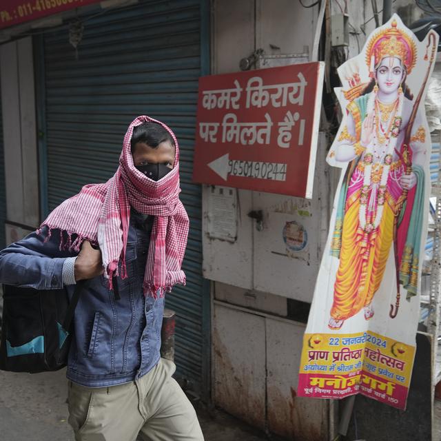 Un habitant de New Delhi marche avec un masque pour se protéger de la pollution [Keystone - Manish Swarup]