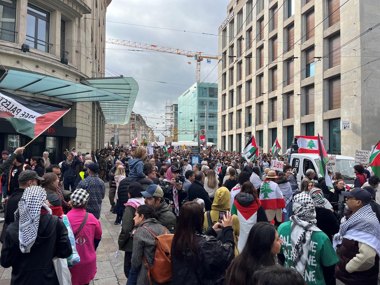 Un mélange de drapeaux palestiniens et libanais dans les rues Basses de Genève. [RTS - Tania Sazpinar]