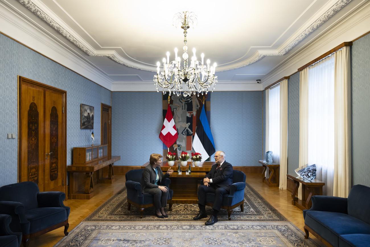 La présidente de la Confédération Viola Amherd a rencontré le président estonien Alar Karis. [Keystone - Peter Klaunzer]