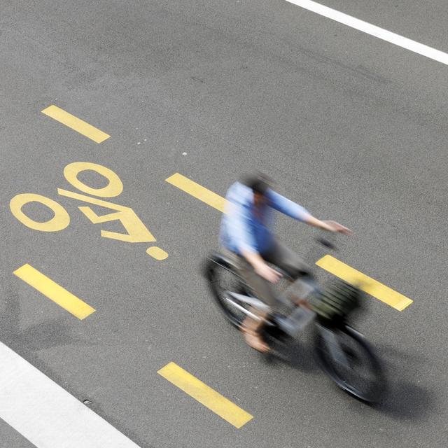 Selon une étude, les accidents à vélo électrique sont bien plus graves qu'à bicyclette. [Keystone - Salvatore Di Nolfi]