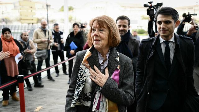 Gisèle Pelicot et ses avocats Antoine Camus (au centre, au fond) et Stéphane Babonneau (à droite) arrivent au tribunal pour entendre le début des réquisitoires contre Dominique Pelicot et ses 50 coaccusés dans l'affaire dite des viols en série de Mazan. Avignon, le 25 novembre 2024. [AFP - Christophe Simon]