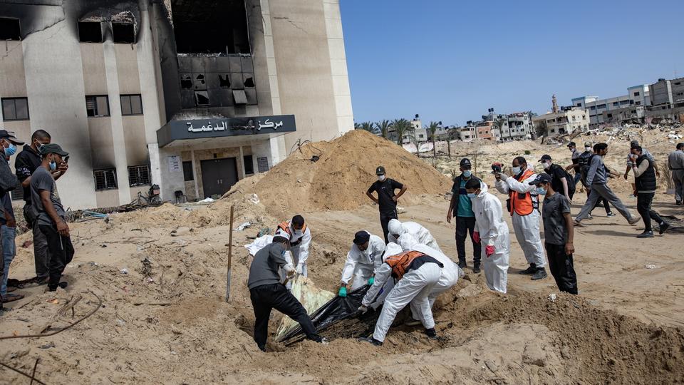 Des corps ont été retrouvés dans des fosses communes à Gaza. [KEYSTONE - HAITHAM IMAD]