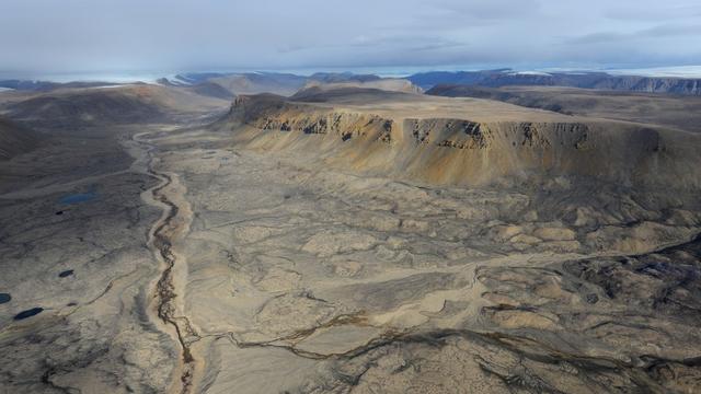 Là où il n'y a pas de glace au Groenland règne la toundra sèche. Ici, dans le nord du Groenland, il s'agit de paysages secs où il n'y a pratiquement pas de végétation. Les mesures d'échantillons effectuées dans cette région indiquent que c'est là que se produit la plus grande absorption de méthane atmosphérique au Groenland. [University of Copenhagen - Bo Elberling]