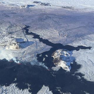 Un volcan en éruption au Nord de Grindavik en Islande. [Keystone - Almannavarnir via AP]