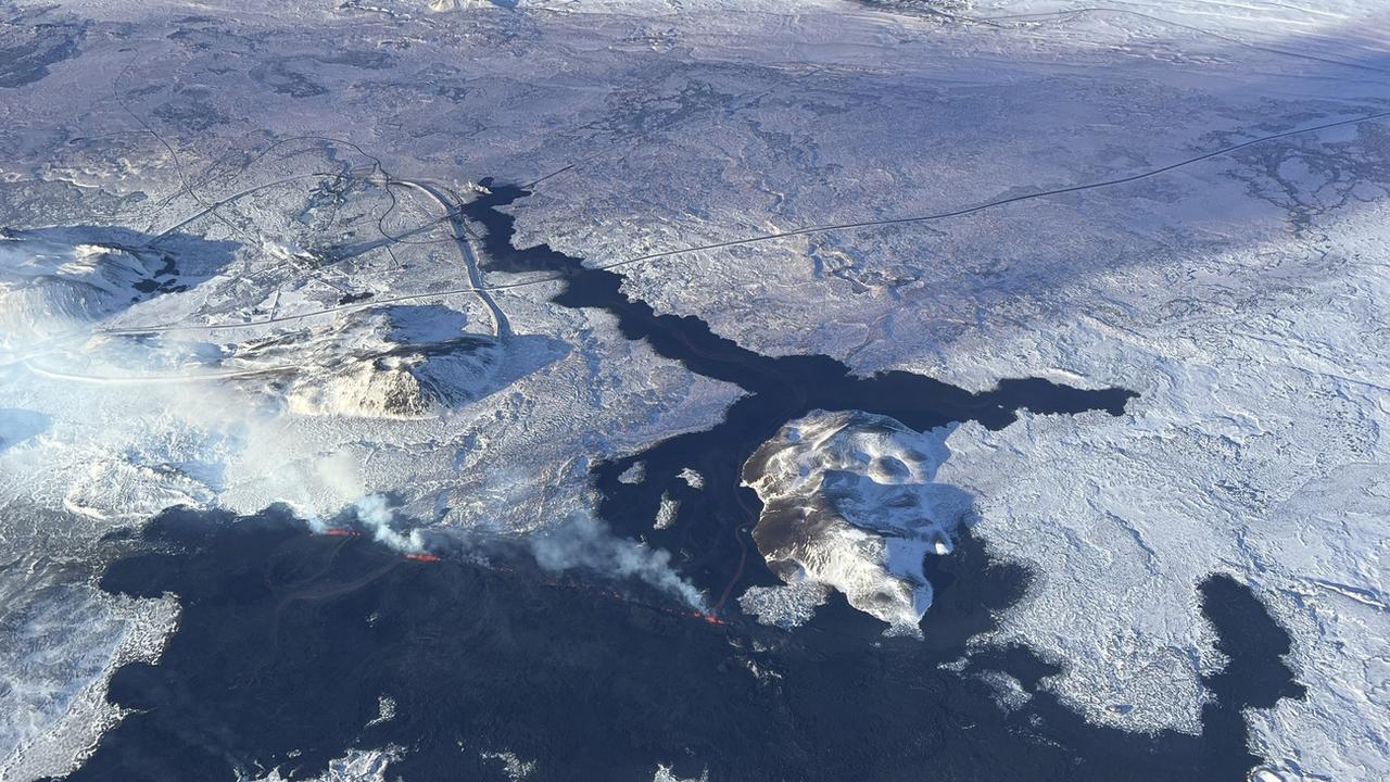 Un volcan en éruption au Nord de Grindavik en Islande. [Keystone - Almannavarnir via AP]