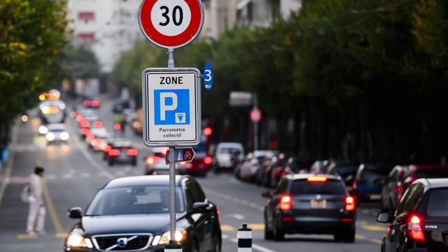 Entre la limitation à 30km/h et le refus de la gratuité des parkings durant la première heure, Fribourg durcit le ton face aux voitures. [Keystone - Jean-Christophe Bott]