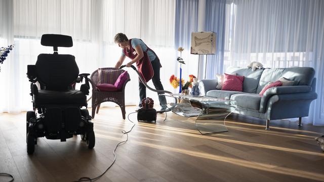 Une motion au Conseil National veut encourager le libre accès au logement des personnes handicapées. [Keystone - Gaetan Bally]