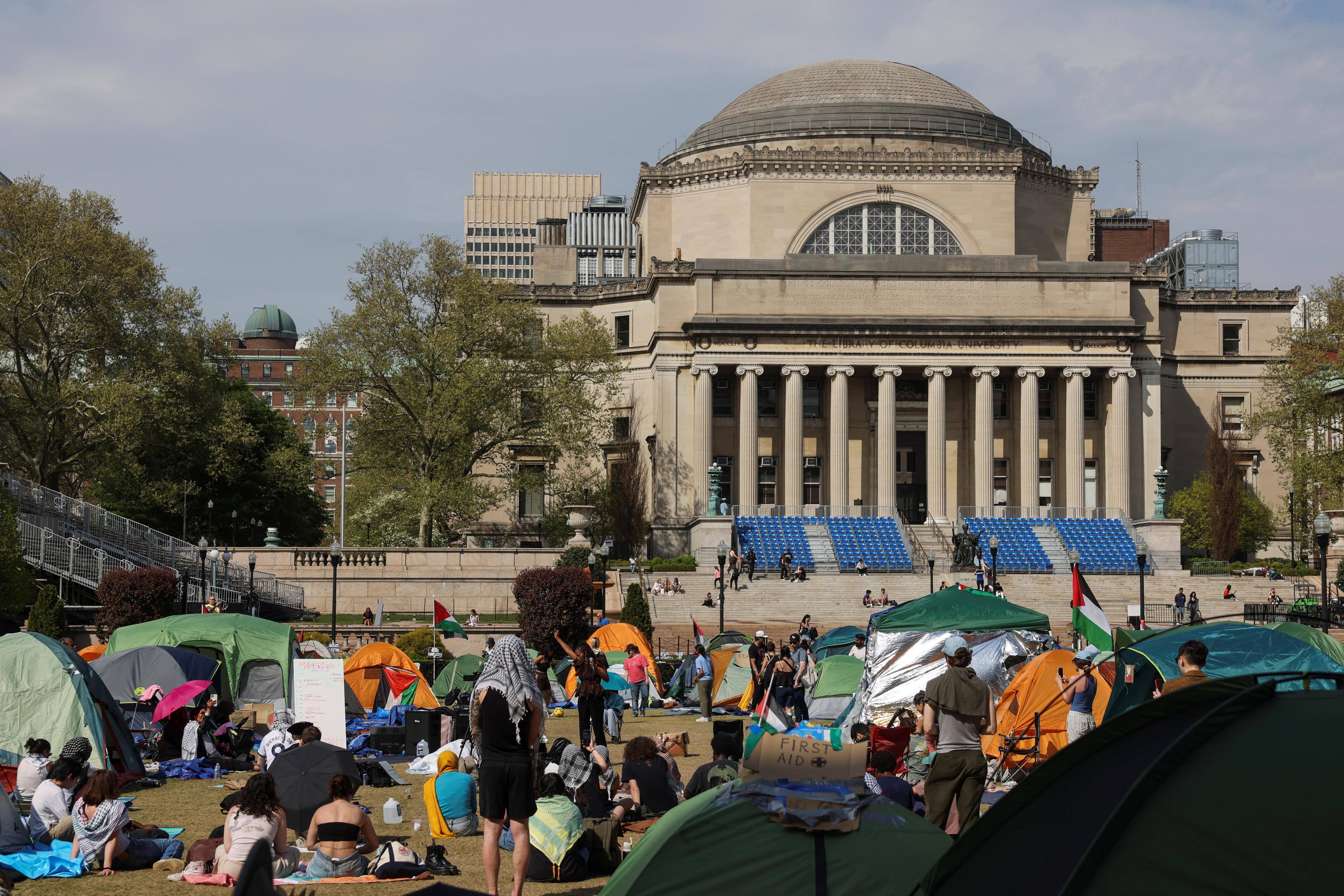 Des étudiants continuent de maintenir un campement de protestation à l'Université de Columbia en soutien aux Palestiniens, le 28 avril 2024. [REUTERS - Caitlin Ochs]