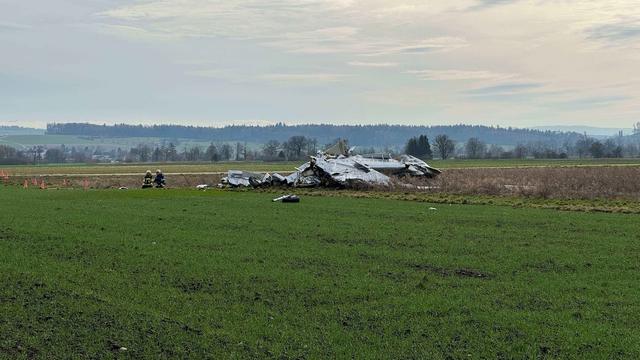 Des pompiers se trouvent sur le lieu du crash d'un avion de parachutisme qui s'est écrasé, dimanche 18 février 2024, à Granges (SO). [KEYSTONE]