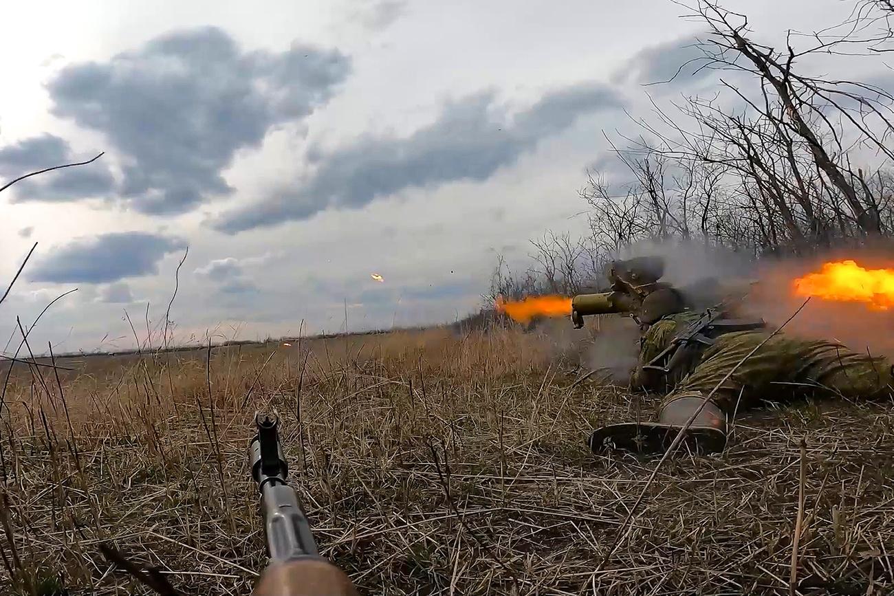 Un soldat de l'armée russe tire un système de missile antichar en direction d'une position ukrainienne à un endroit non divulgué. [KEYSTONE]