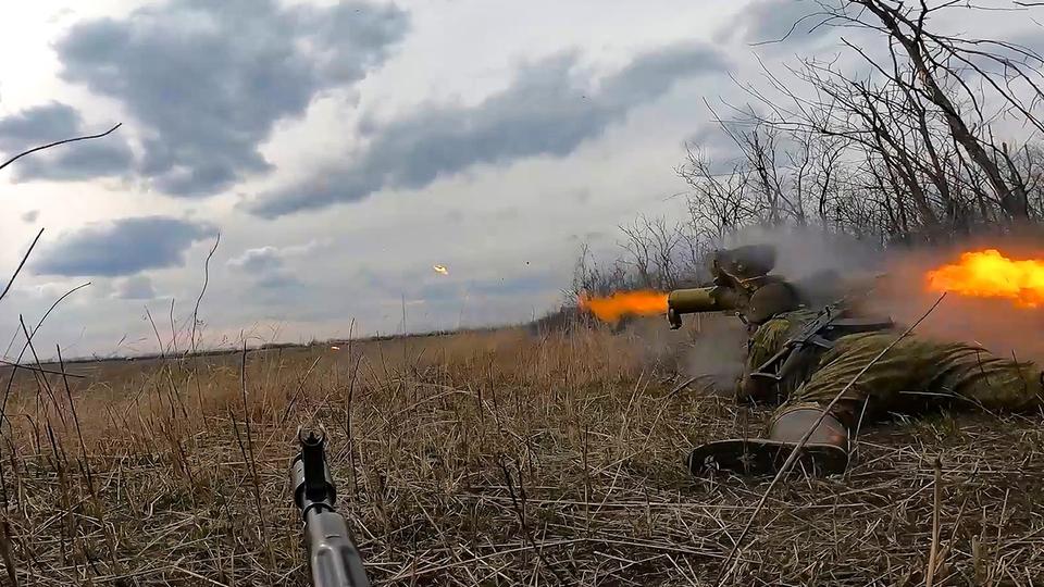 Un soldat de l'armée russe tire un système de missile antichar en direction d'une position ukrainienne à un endroit non divulgué. [KEYSTONE]