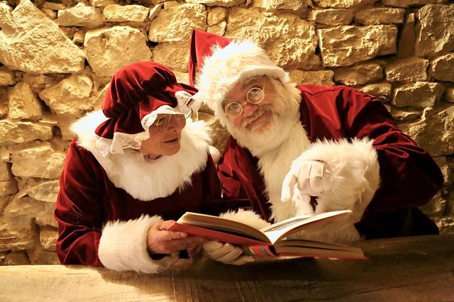 Le Père et la Mère Noël rencontraient les enfants à Mormont-Courchavon, au Gîte de La Bergerie. [Jura Trois-Lacs - Maison du Père Noël]