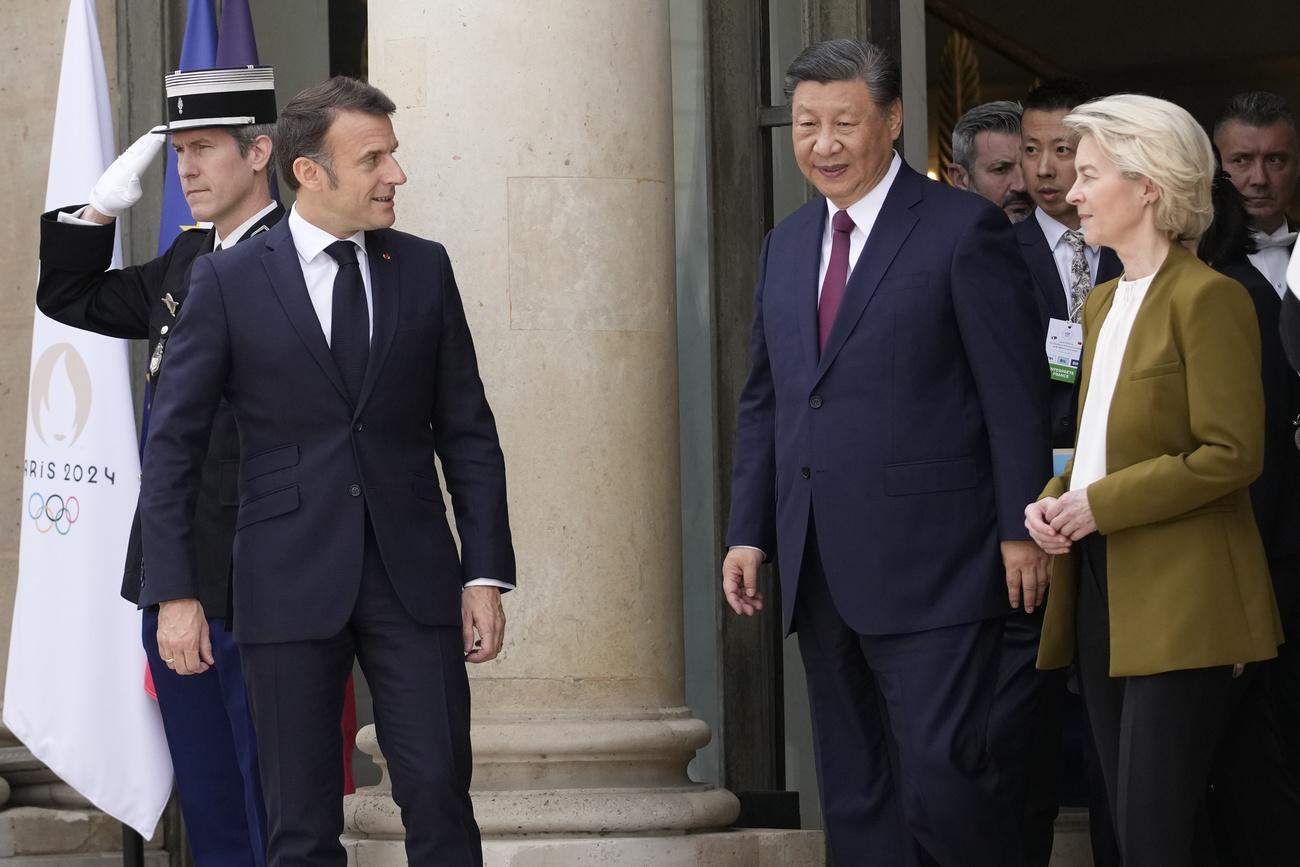 Emmanuel macron, Ursula von der Leyen et Xi Jinping à Paris. [KEYSTONE - CHRISTOPHE ENA]