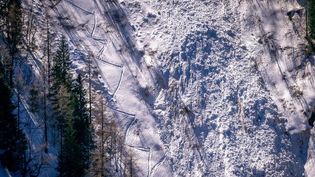 Une avalanche sur une pente raide (image d'illustration). [Keystone - Maxime Schmid]