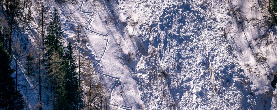 Une avalanche sur une pente raide (image d'illustration). [Keystone - Maxime Schmid]