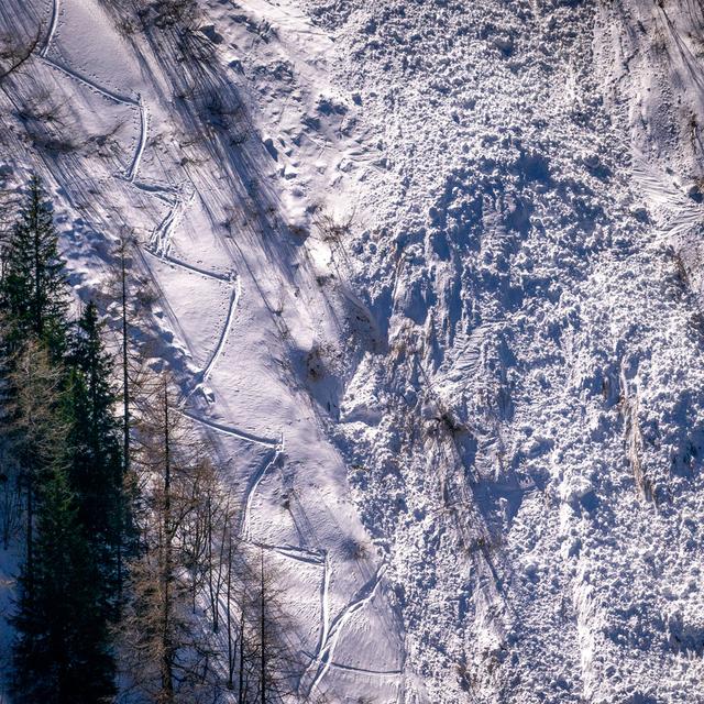 Une avalanche sur une pente raide (image d'illustration). [Keystone - Maxime Schmid]