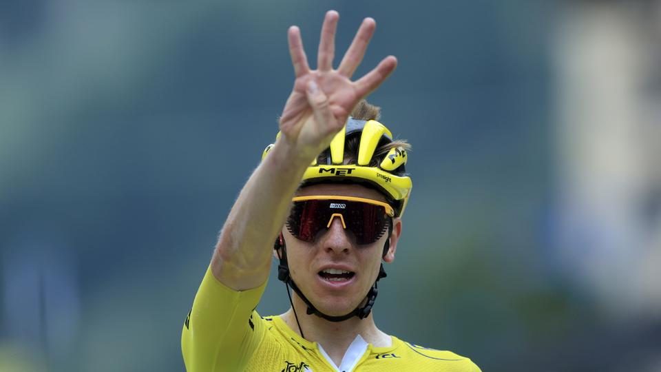 Quatre doigts levés pour quatre victoires sur ce Tour de France pour Pogacar. [Guillaume Horcajuelo - Keystone]