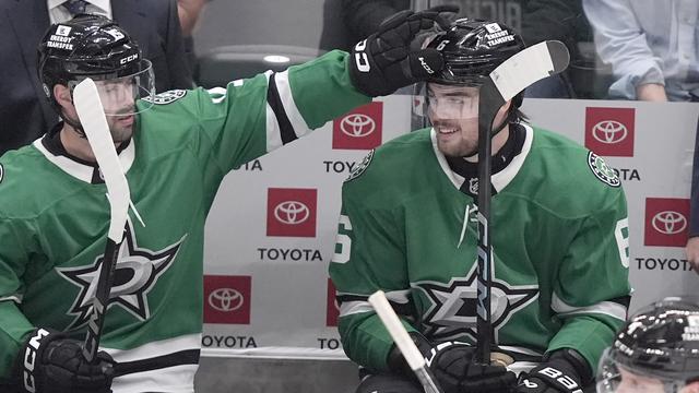 Lian Bichsel (à droite) a réussi sa première avec Dallas en NHL. [KEYSTONE - LM OTERO]