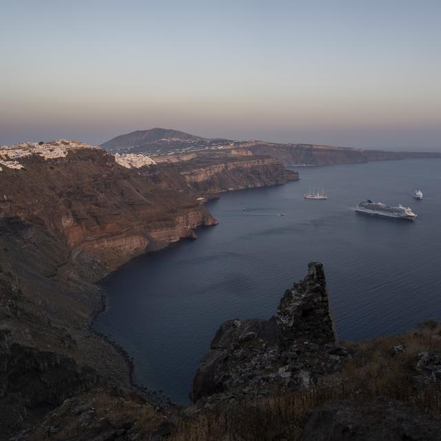 Un bateau de croisière dans la baie de l'île grecque de Santorin. [Keystone/AP Photo - Petros Giannakouris]