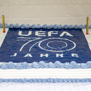 Un gâteau d'anniversaire pour les 70 ans de l'UEFA a été présenté à Bâle le 4 juillet 2024. [Keystone - Georgios Kefalas]