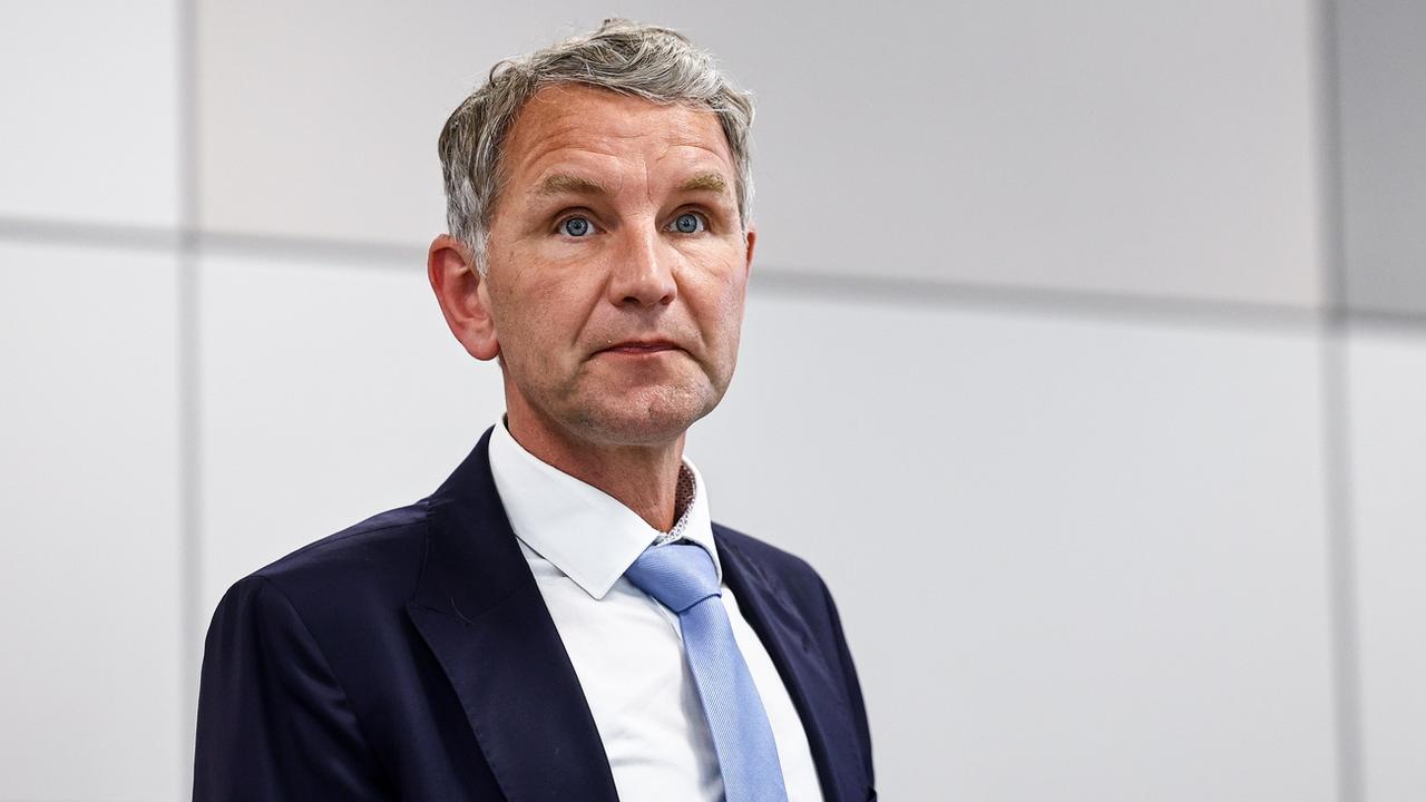 La justice allemande a condamné mardi Björn Höcke à une amende de 13'000 euros pour avoir utilisé un slogan nazi. [KEYSTONE - EPA/FILIP SINGER / POOL]