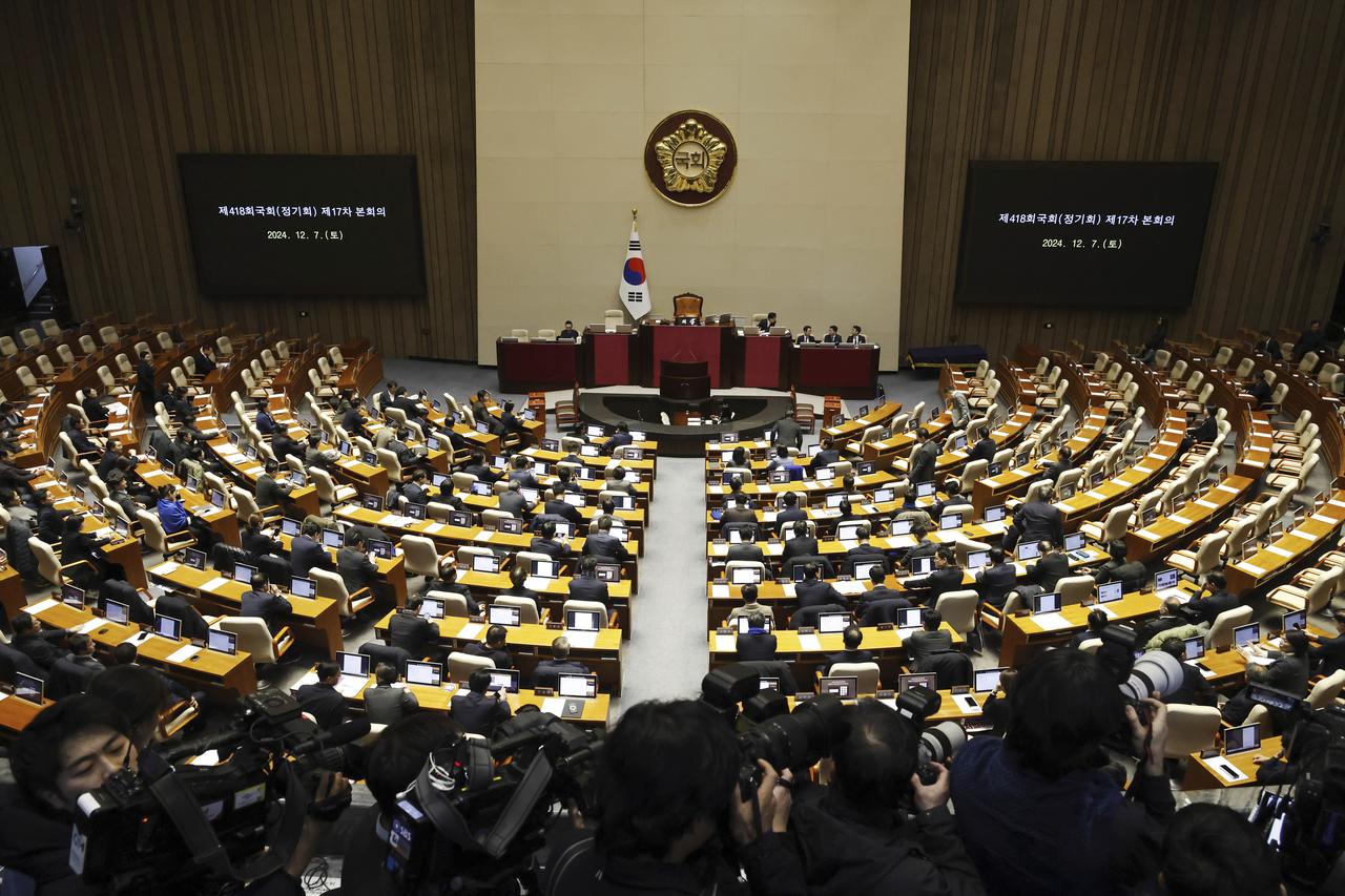 La salle du Parlement sud-coréen partiellement vide après le départ des députés du parti au pouvoir. [KEYSTONE - JEON HEON-KYUN]