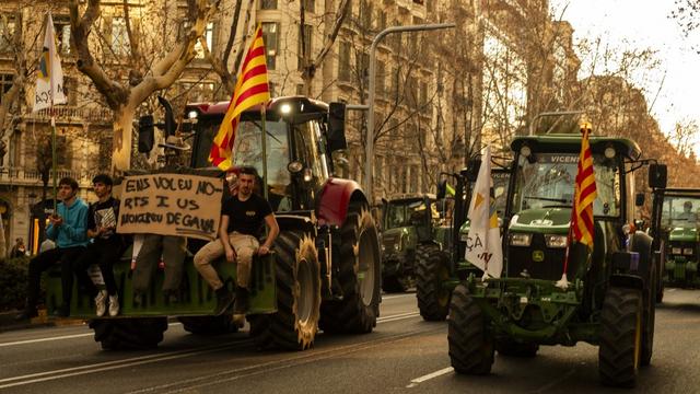 Des tracteurs espagnols ont défilé dans les rues de Barcelone le 7 février 2024. [Afp - Alexandre Bre  / Hans Lucas]