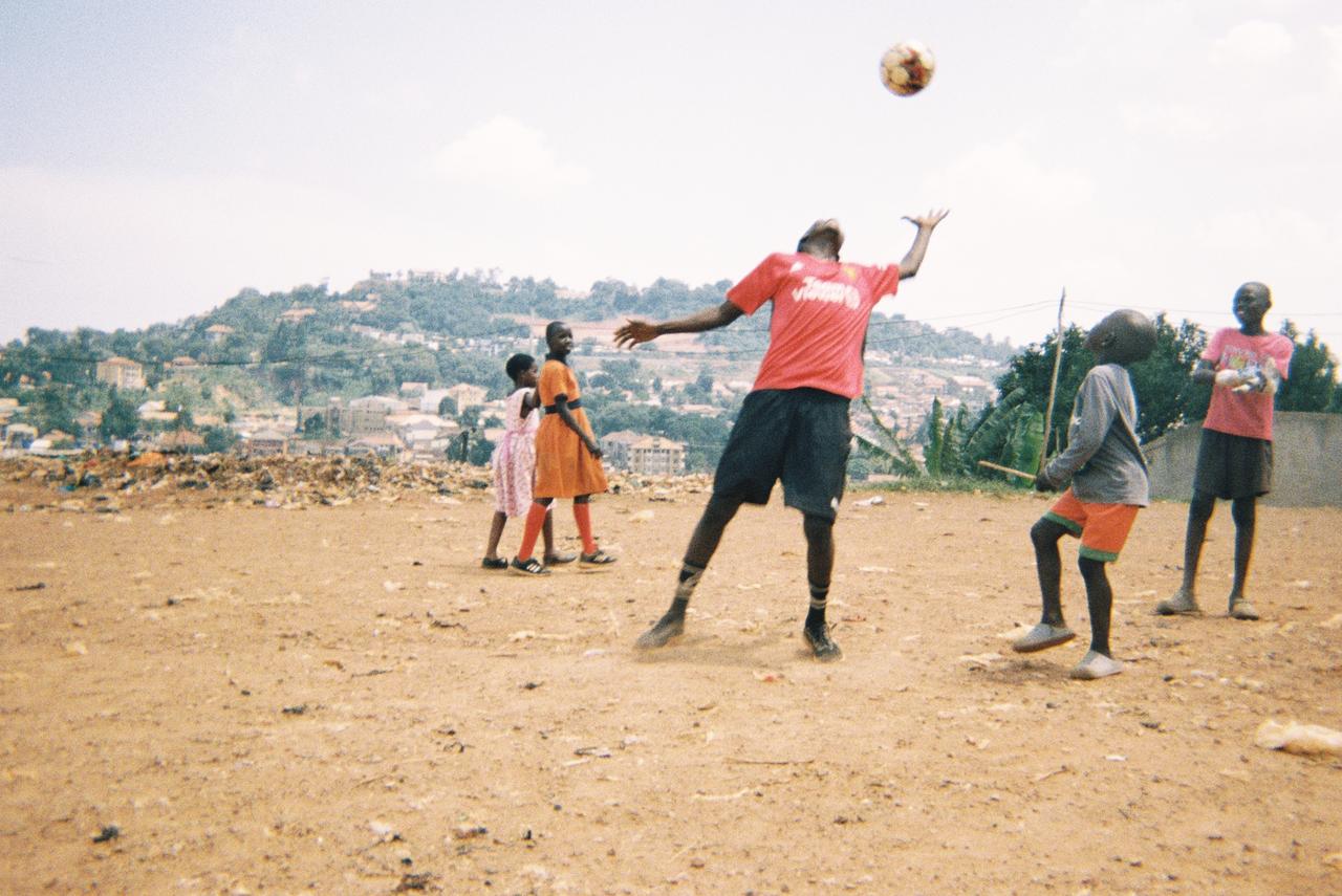 Match dans le bidonville d'Acholi à Kampala, la capitale de l'Ouganda [RTS - Camille Lanci]