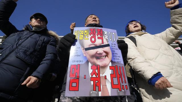 Des membres de l'opposition coréenne demandent la démission du président Yoon Suk Yeol. [Keystone - Ahn Young-joon]