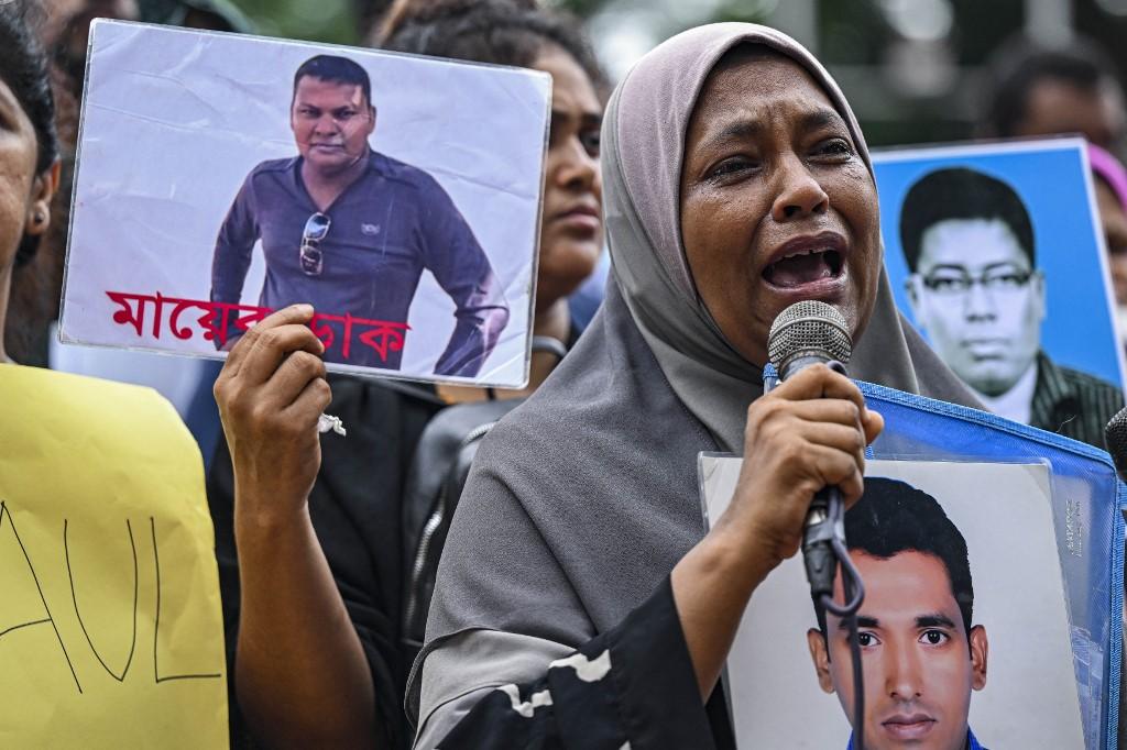 Devant le siège des services de renseignement, des manifestants se rassemblent régulièrement avec des photos de leurs proches disparus. [NurPhoto via AFP - ZABED HASNAIN CHOWDHURY]