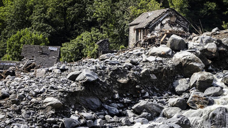 Des maisons ont été détruites par un glissement de terrain à Fontana, dans le Val Bavona, près de Cevio au Tessin. [KEYSTONE - MICHAEL BUHOLZER]