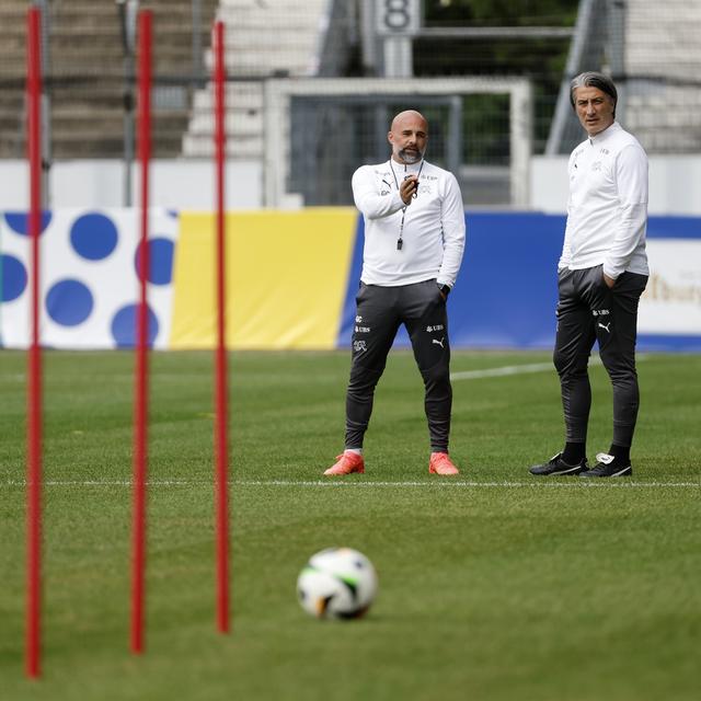 Les entraîneurs de l'équipe nationale suisse de football Murat Yakin et Giorgi Contini à Stuttgart (Allemagne). [Keystone - Peter Klaunzer]