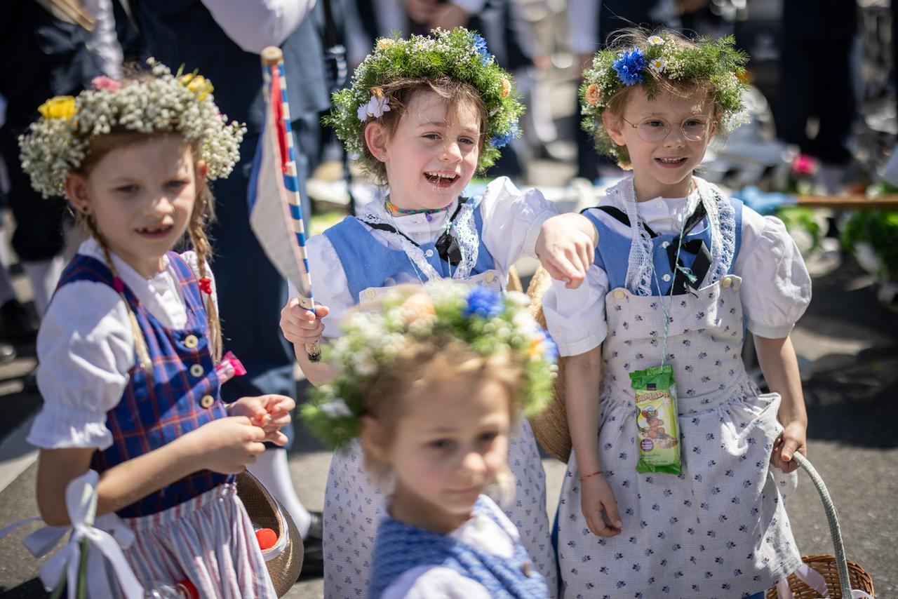 De jeunes Zurichois en tenue traditionnelle à l'occasion du Sechseläuten. [KEYSTONE - MICHAEL BUHOLZER]