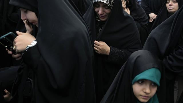 Des femmes et filles voilées à un hommage funèbre au président conservateur défunt Ebrahim Raïssi en Iran. [Keystone/AP Photo - Vahid Salemi]